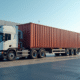 Yard logistique moderne avec container ampliroll en journée