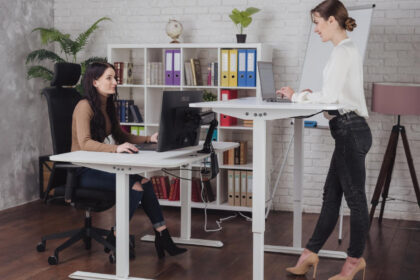 Bureau assis-debout en entreprise : faut-il investir pour ses collaborateurs ?